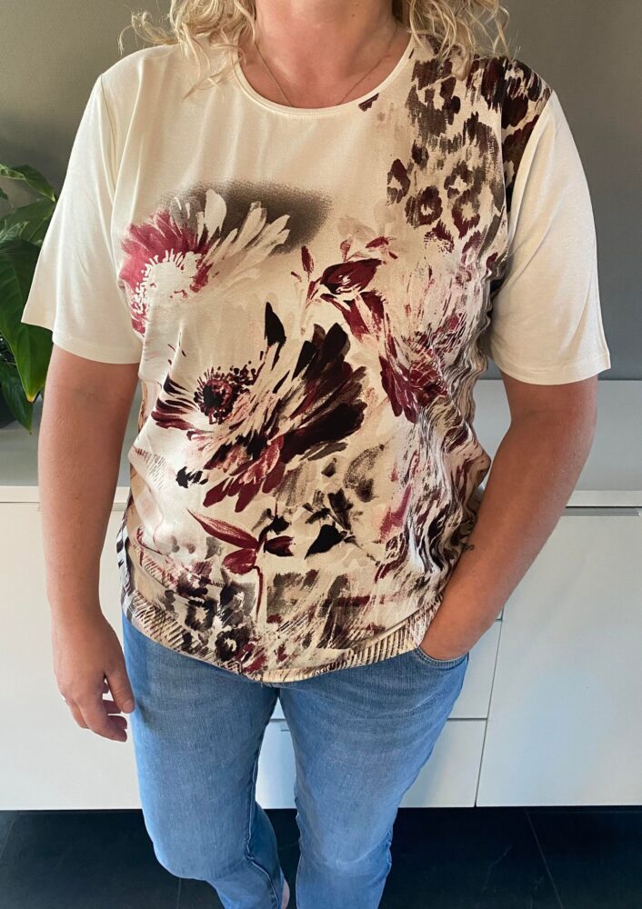 t-shirt med blomster